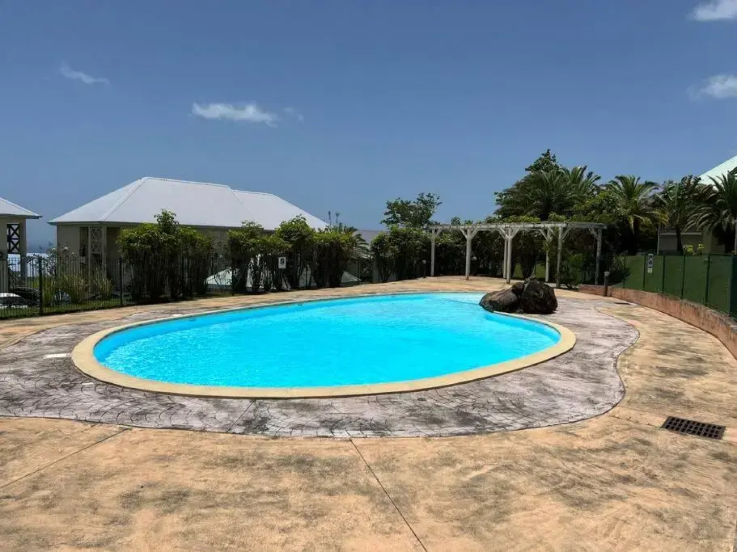 Zabana Lodge, dans un jardin tropical avec piscine
