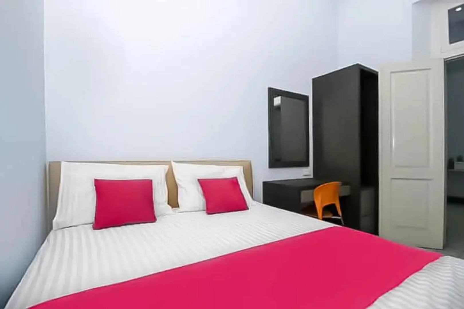 RedDoorz near Stasiun Lawang