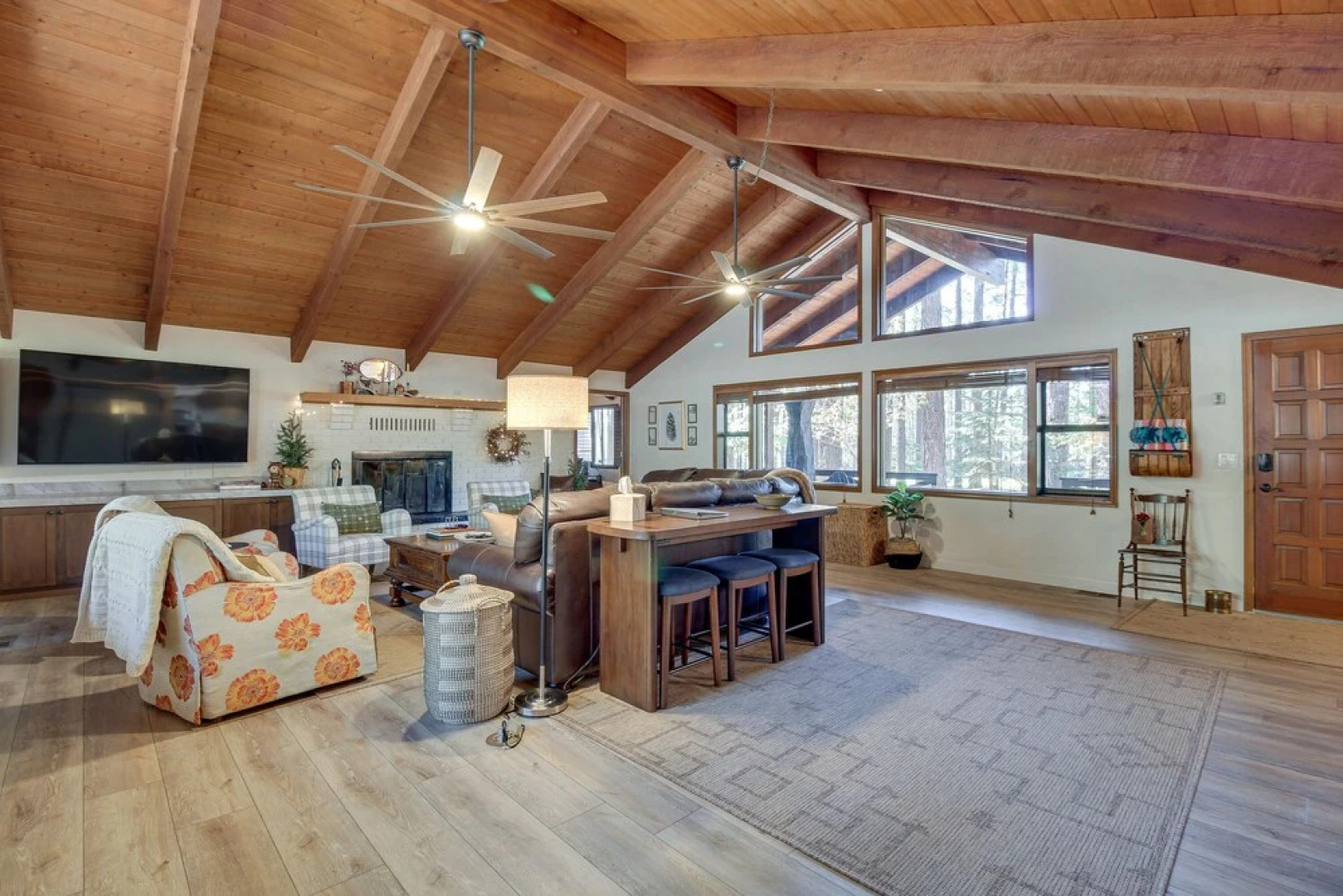 Pinetop Cabin w/ 2 Fireplaces & Hot Tub!