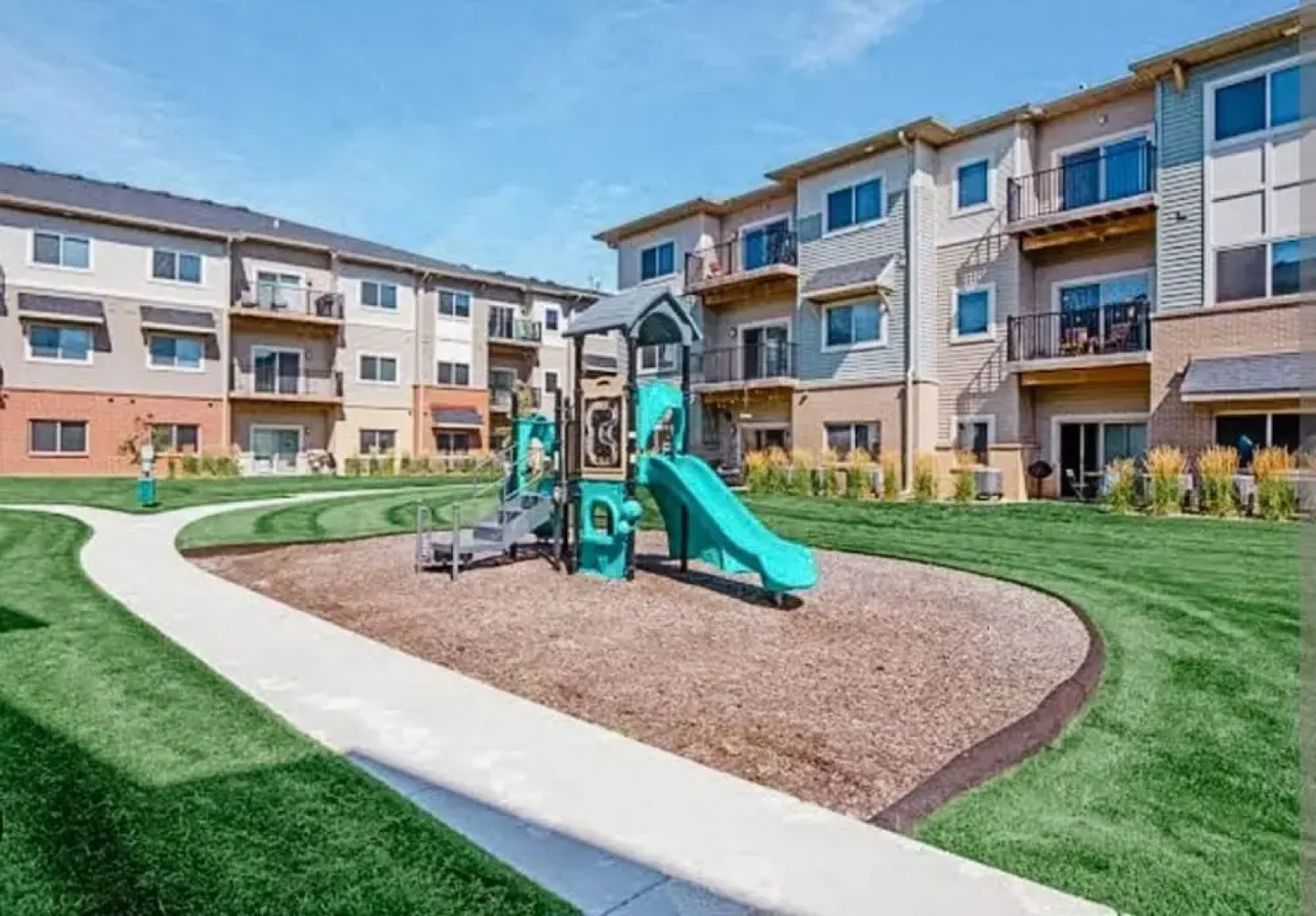 West Des Moines- Garage Gym Pool Jordan Creek