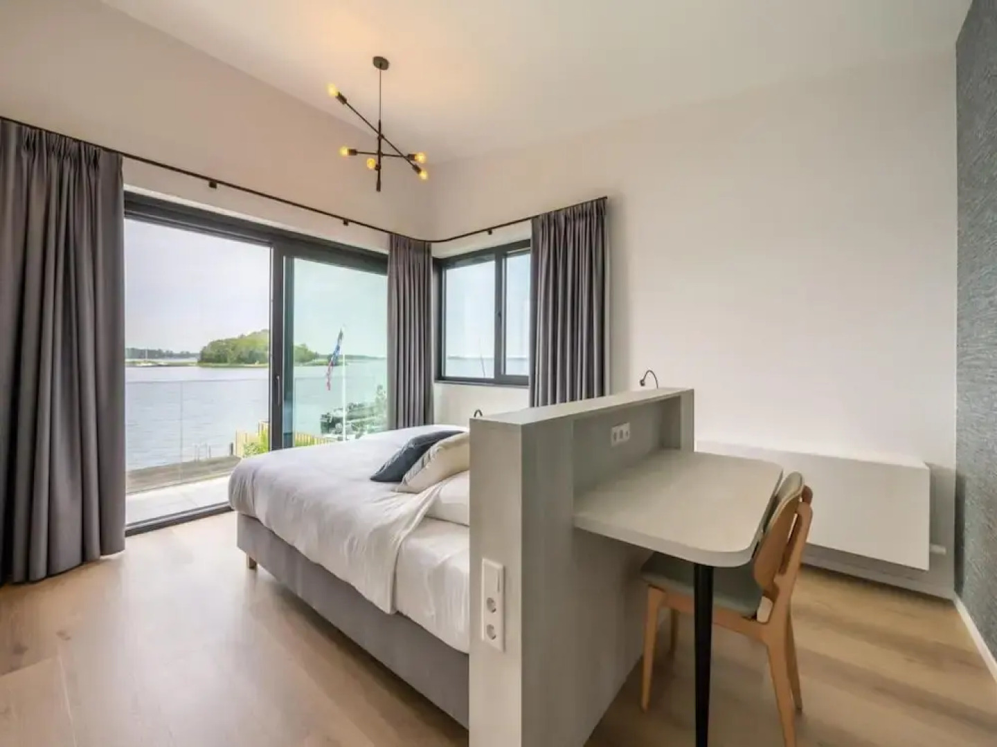 Attractive Villa With Jetty