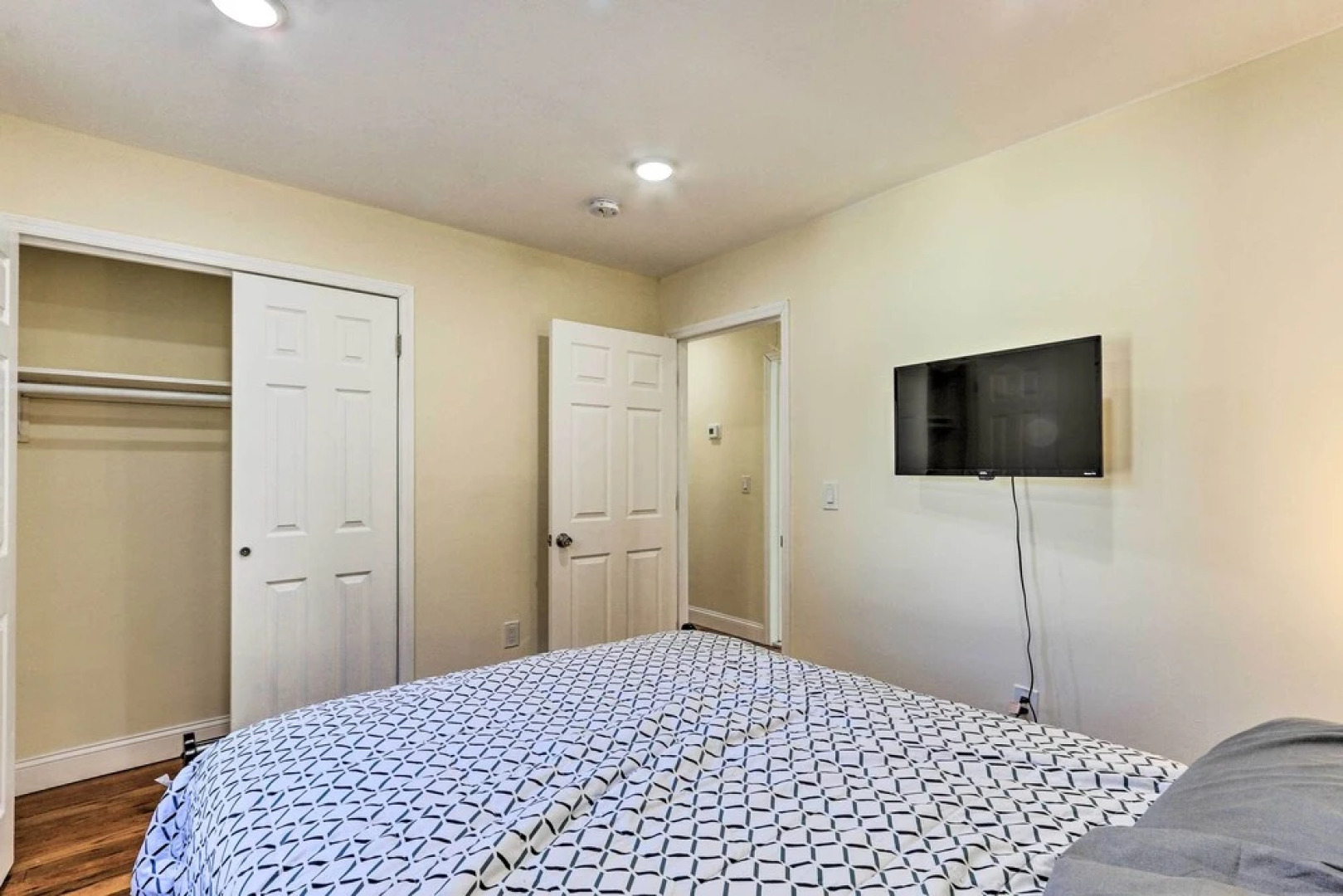 Bright Irvington Home ~ 2 Mi to Prudential Center!