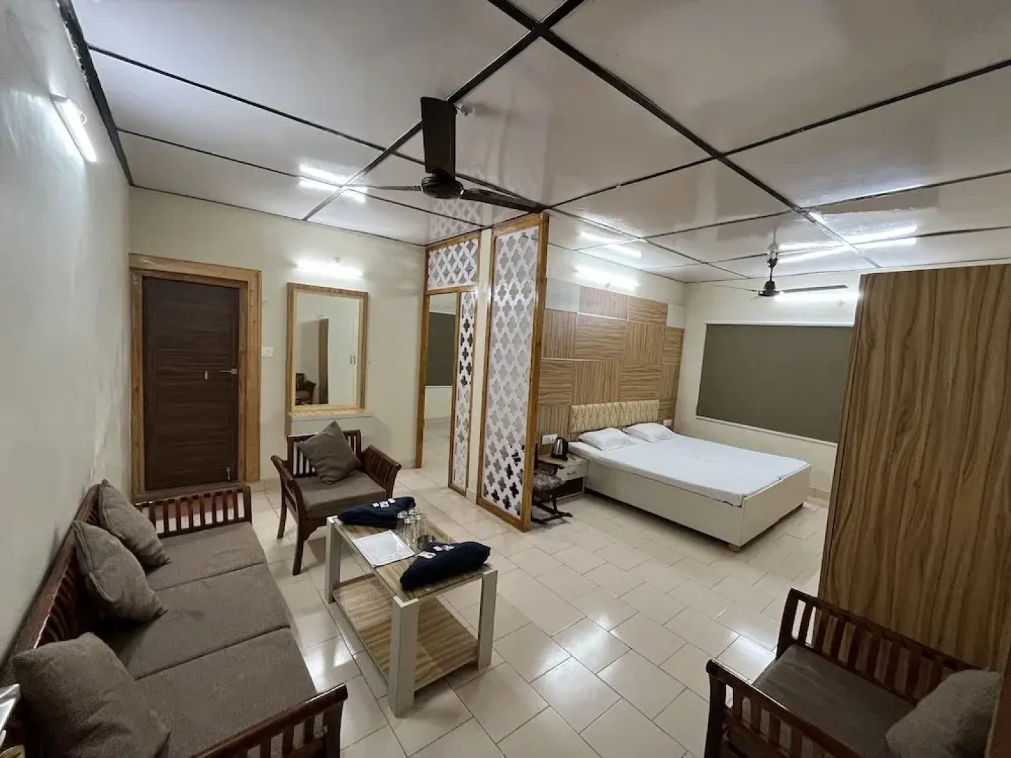 Pops Hotel and Restaurant