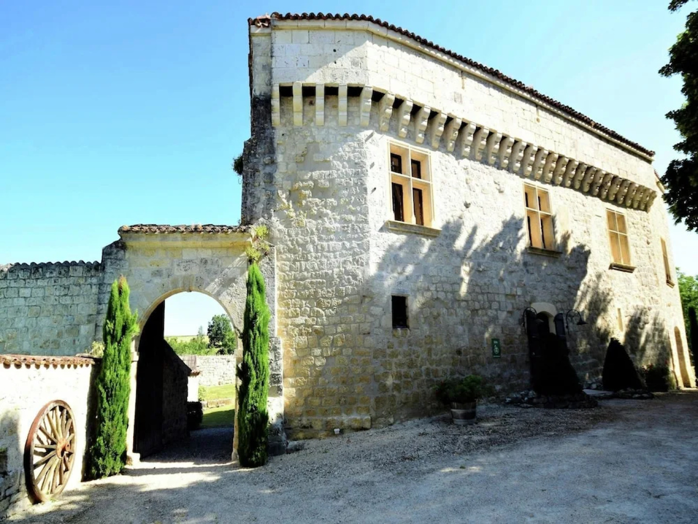 Rustic Castle in Bon-Encontre with Terrace