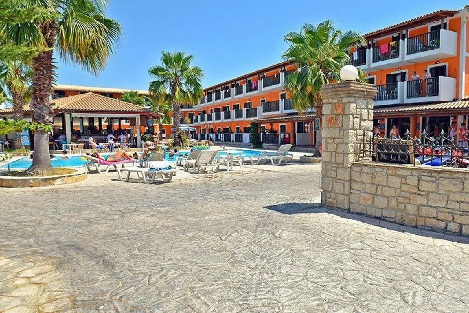 Dimis Studios and Apartments