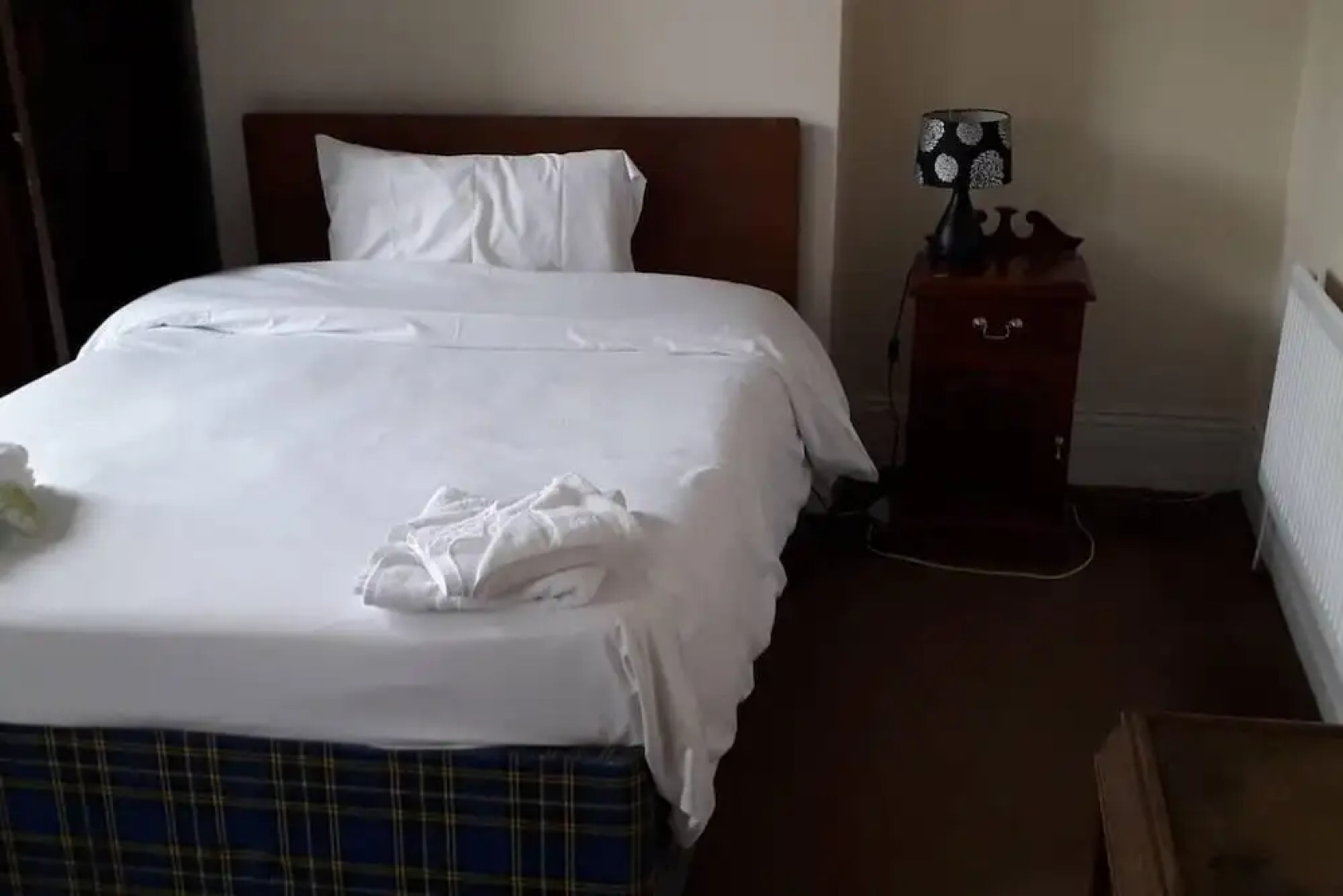 Grand 4-bed Quasi Semi House in Manchester