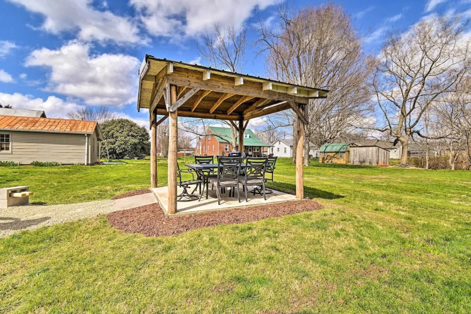 Charming Cave City Vacation Rental w/ Fire Pit!