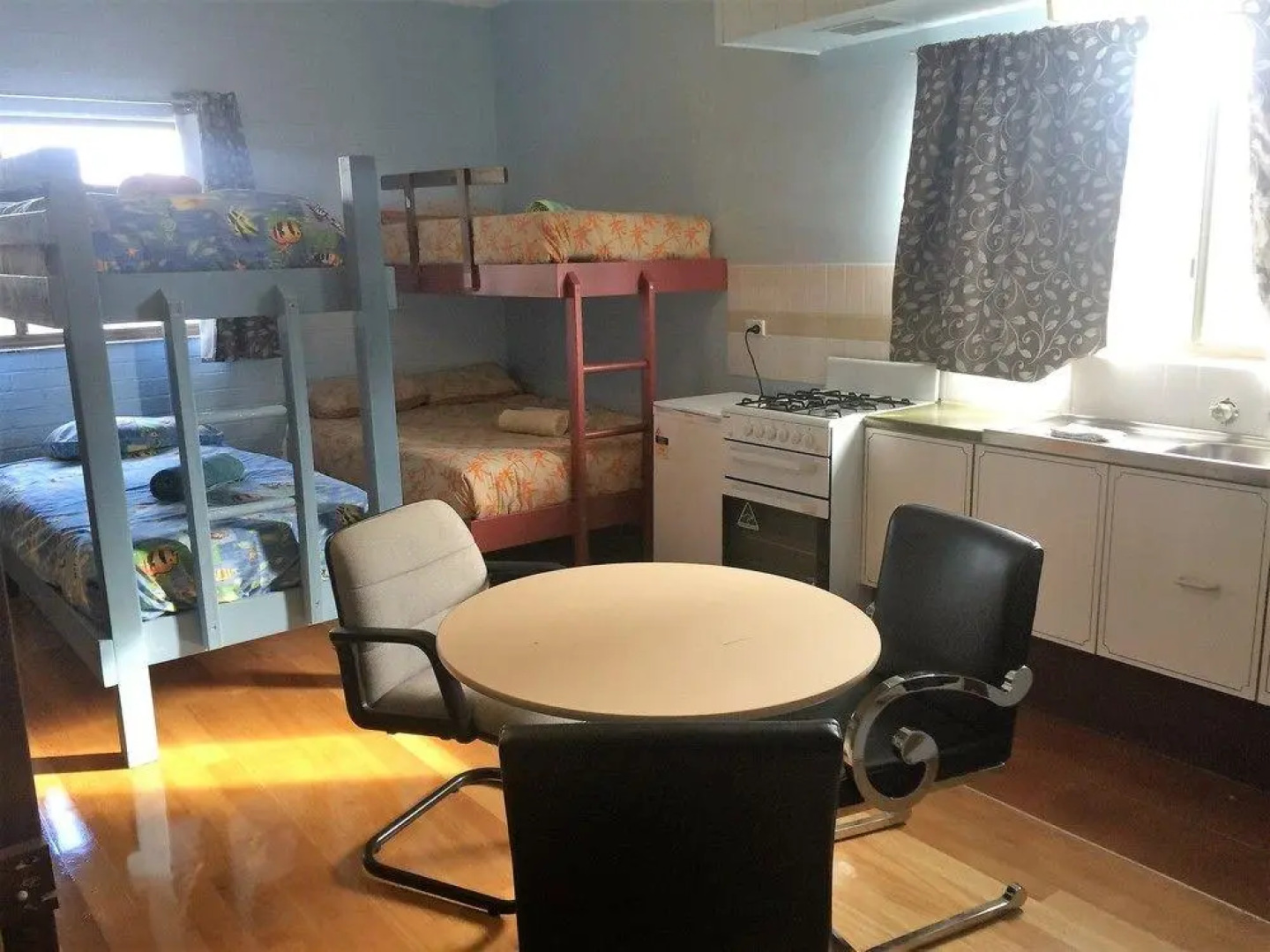 Snow Gate Motel and Apartments