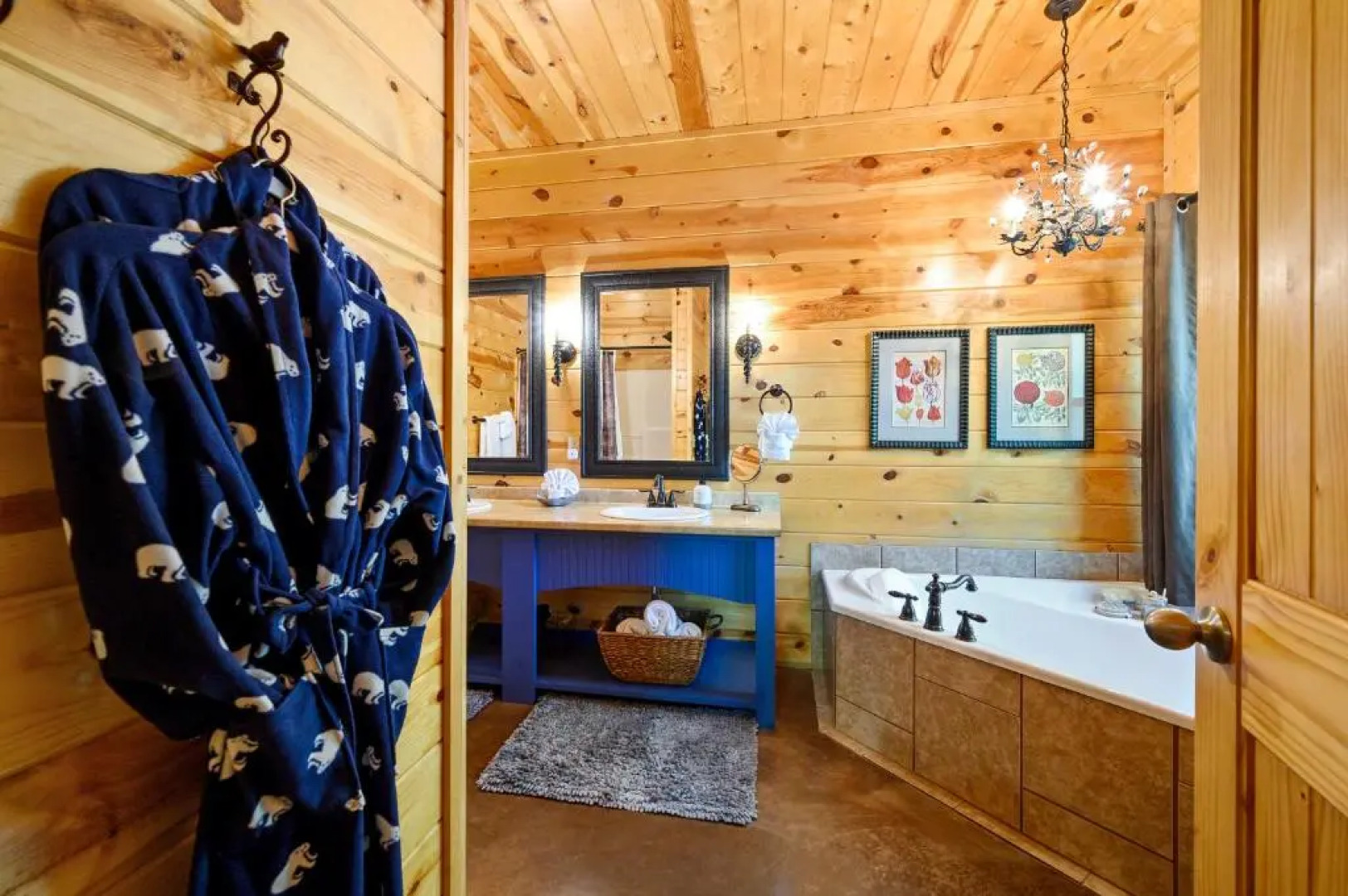 Hickory Bear - Secluded Cabin, Sleeps 10, New Hot Tub, Fire Pit, Arcade, Foosball Table & Deck Slide