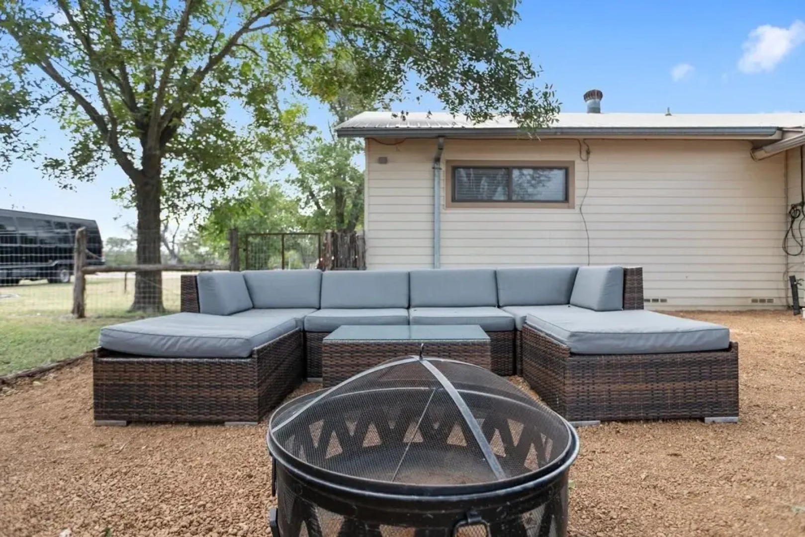 Altes Eckert Stolz 3 Bedroom Home by RedAwning