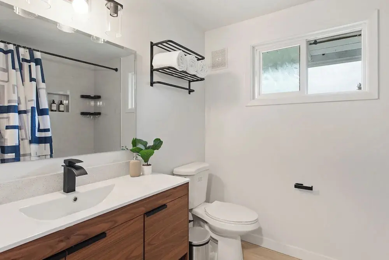 Joyful Kirkland Home, Near Beach, Hot Tub & AC
