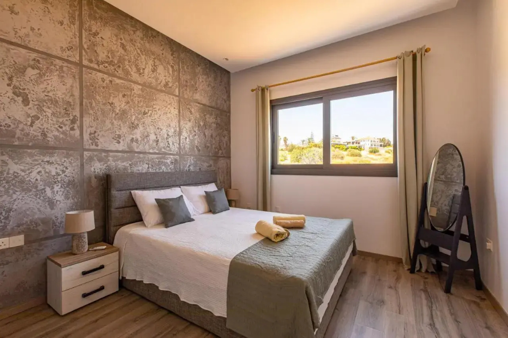 Eagles Nest- 2BR stylish, free park, Netflix