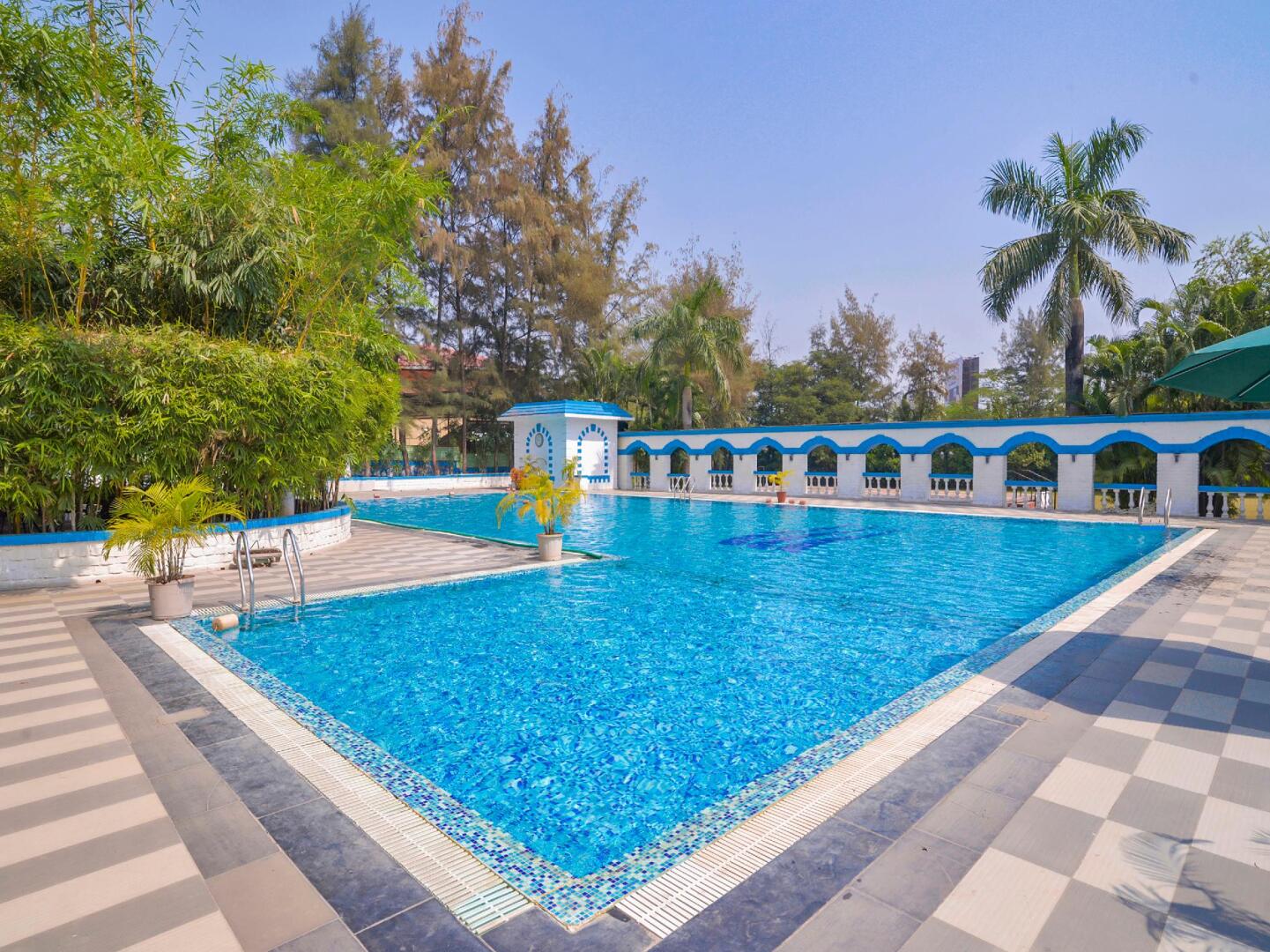 Collection O 23137 Blue Roof Club