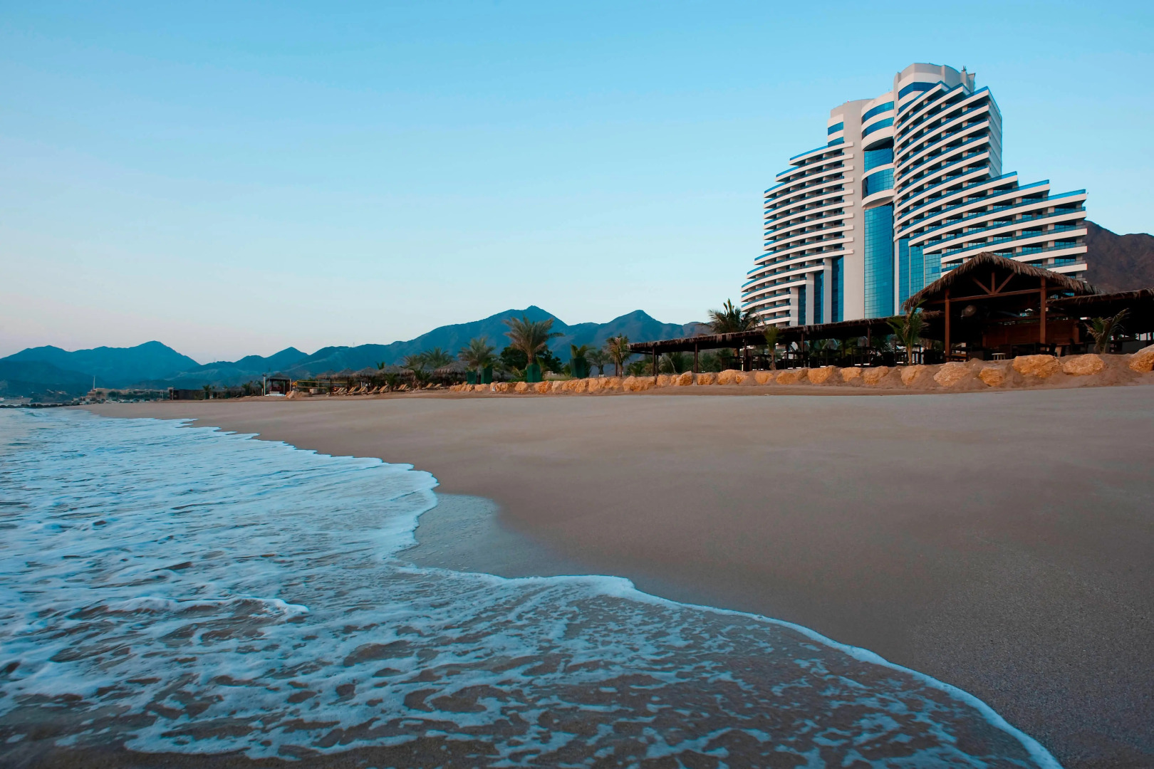 Курортный отель Le Meridien Al Aqah Beach Resort