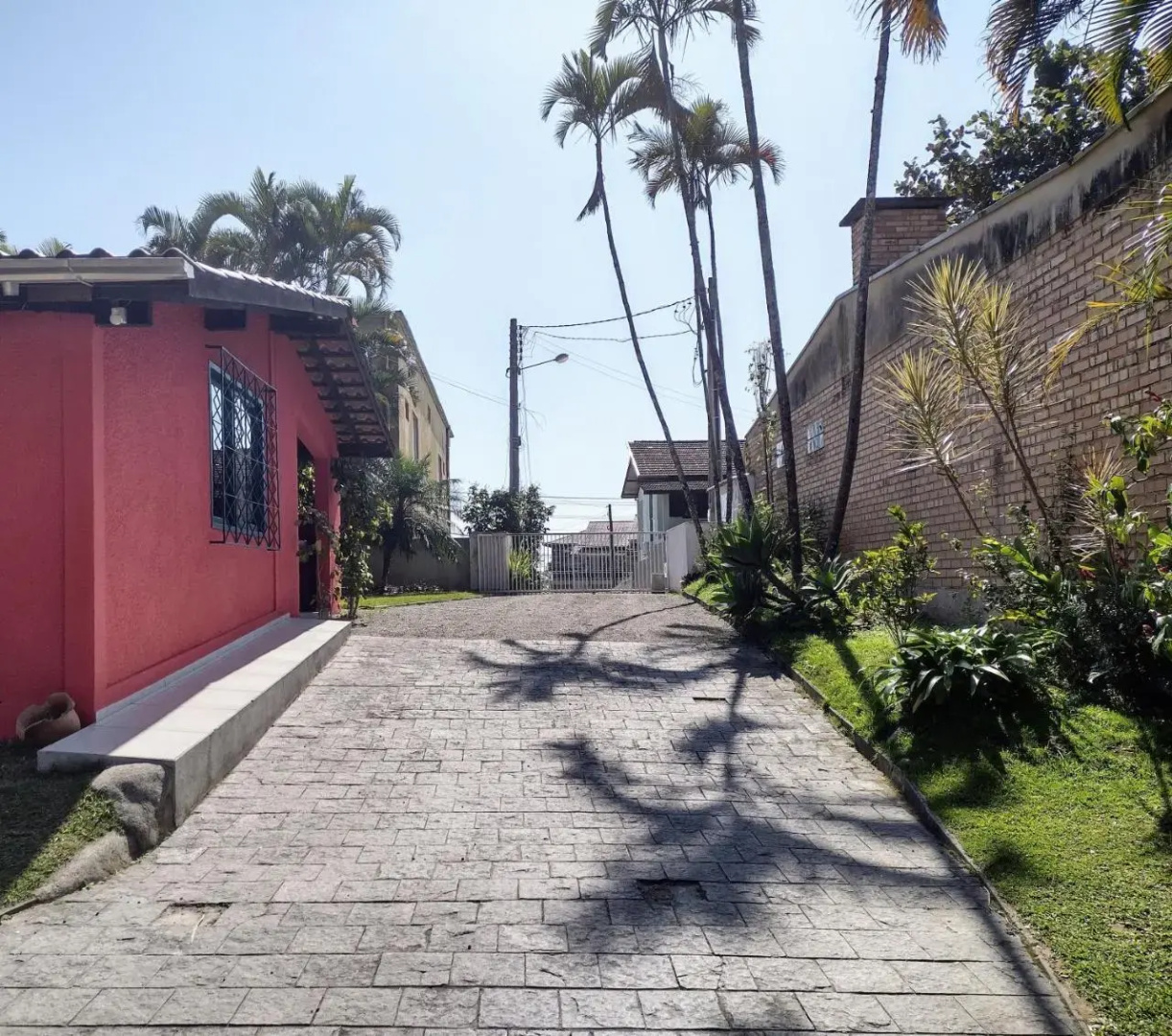 Casa com ótima localização, a 100 metros da praia.
