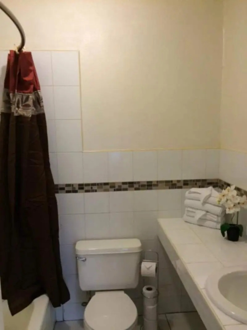 The Colony Club Inn & Suites