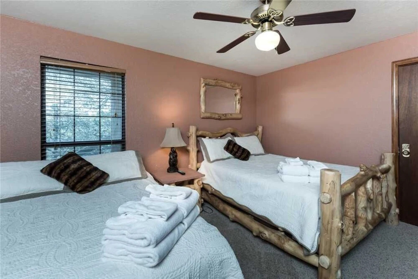 2 Sisters Mountain Home - Three Bedroom Cabin with Hot Tub