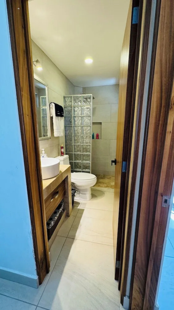 Renovated 1 Bdrm Guest House -walk to Everything -bikes -gym - Pickleball Court