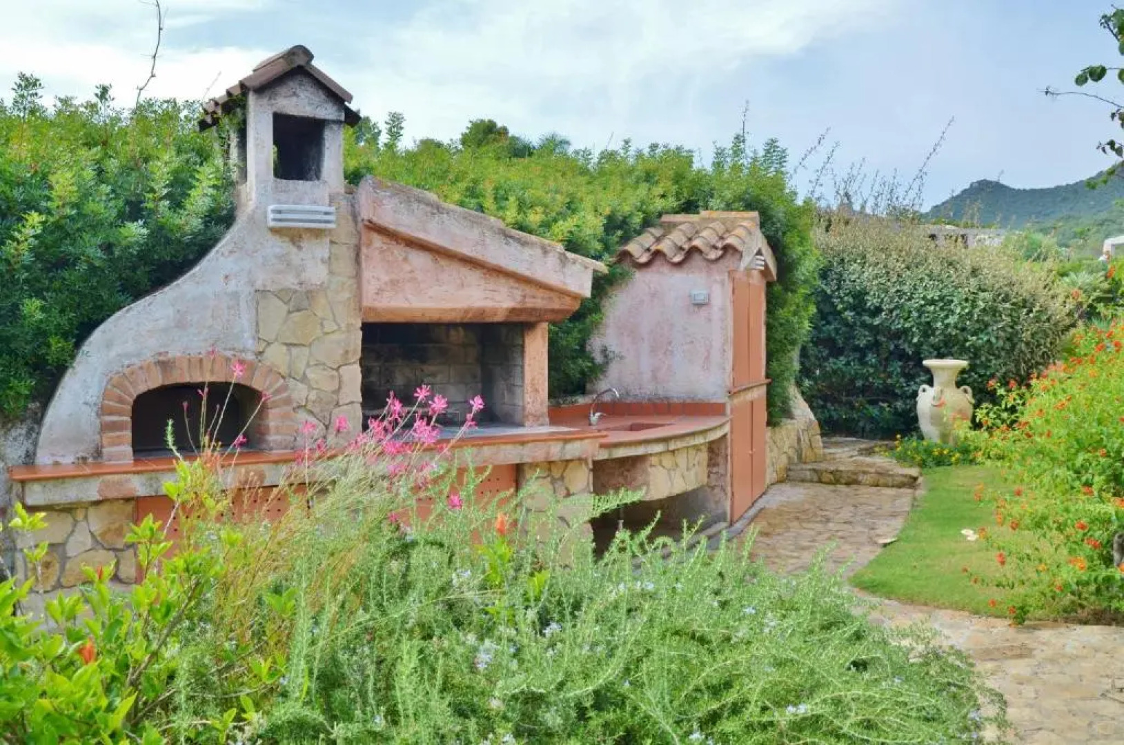 Villino immerso nel verde 100 m dal mare