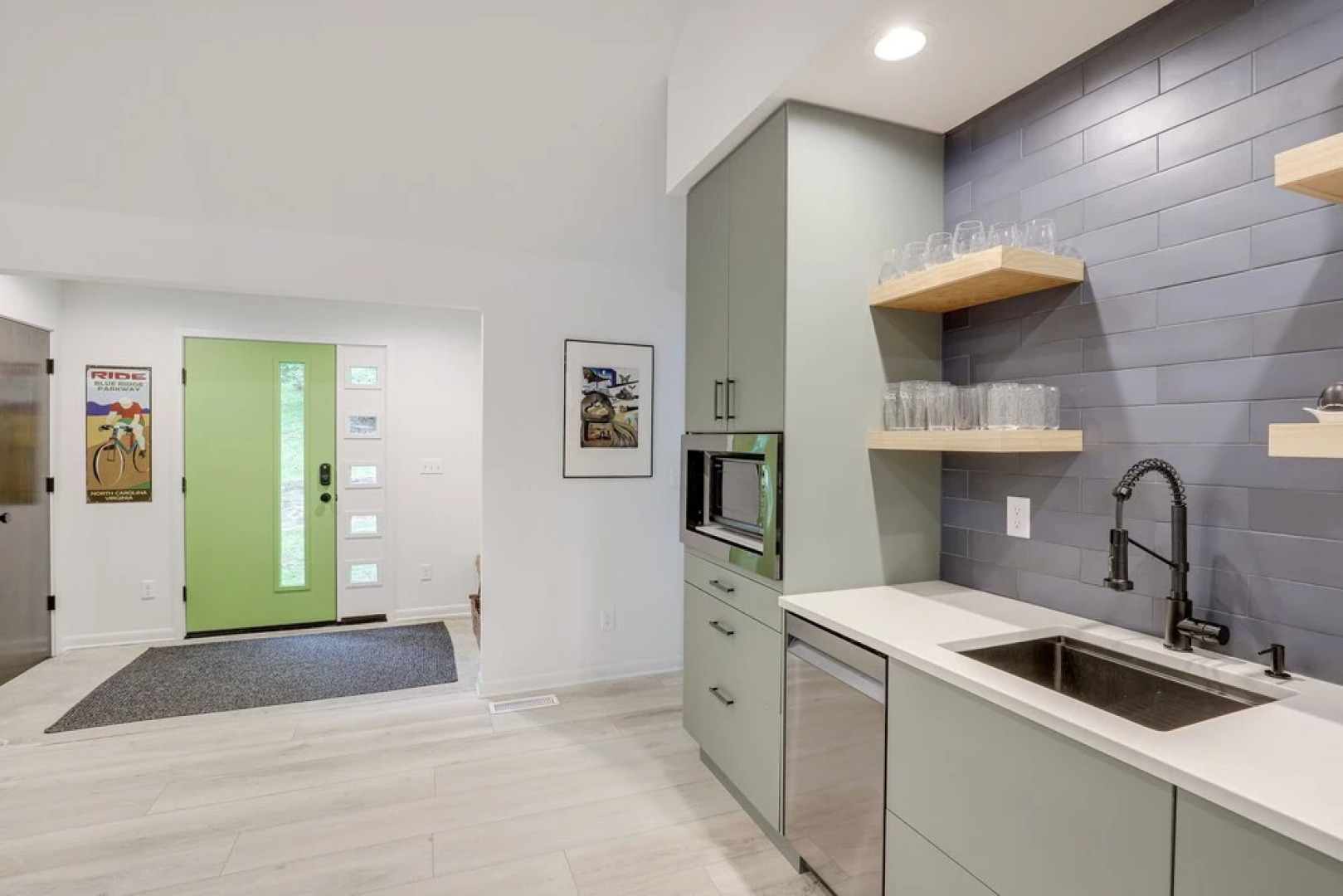 Brevard Retreat: Fireplace, Deck & Screened Porch!