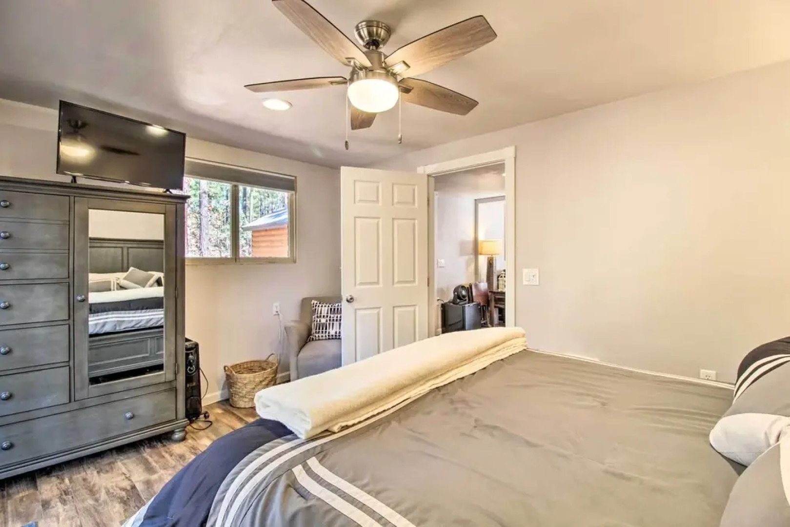 Deck & Grill: Pet-friendly Lakeside Cabin