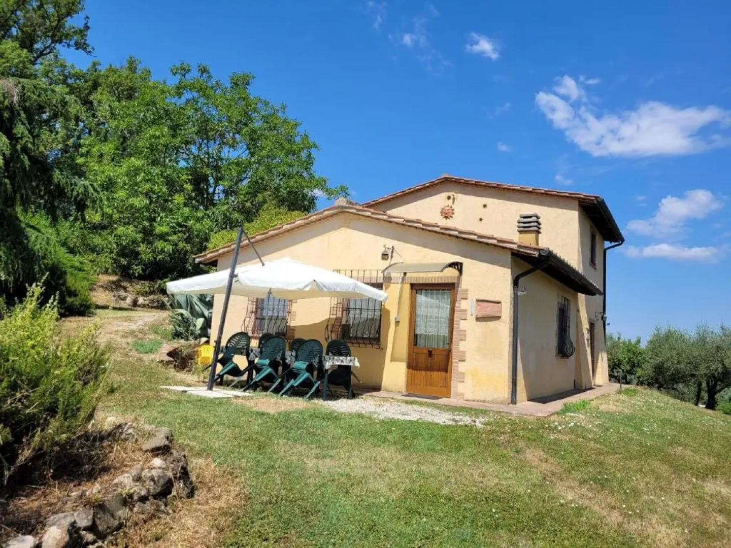 Villa with private swimming pool and garden in quiet area, panoramic views