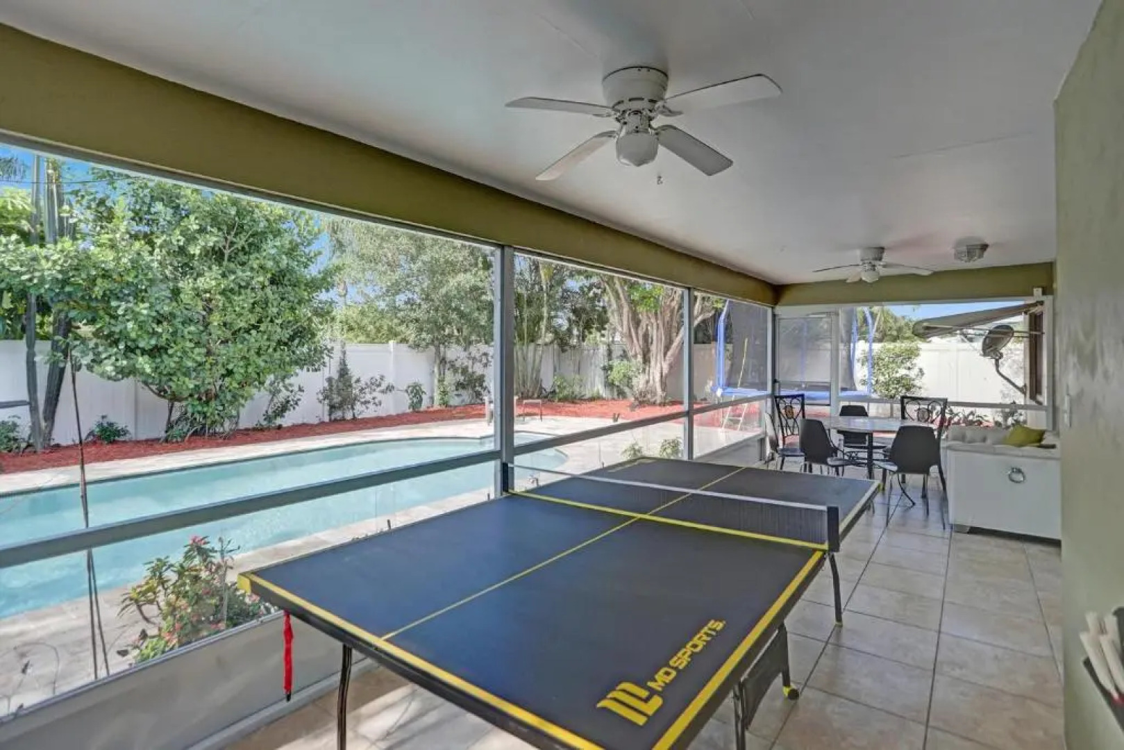 NEW Adorable Villa 7 min to Beach Trampoline