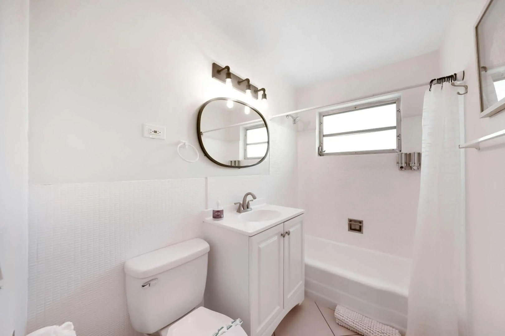 Apartment 1 block from beach and shops