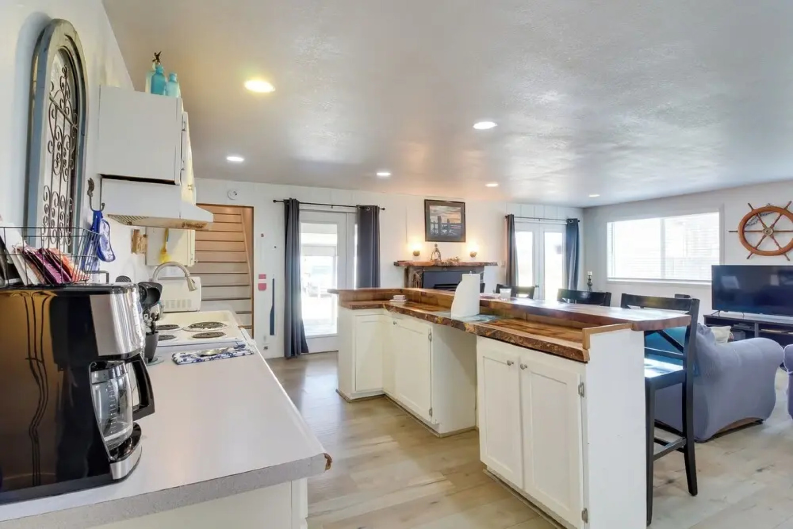 Bandon Home w/ Patio, Steps to South Jetty Park