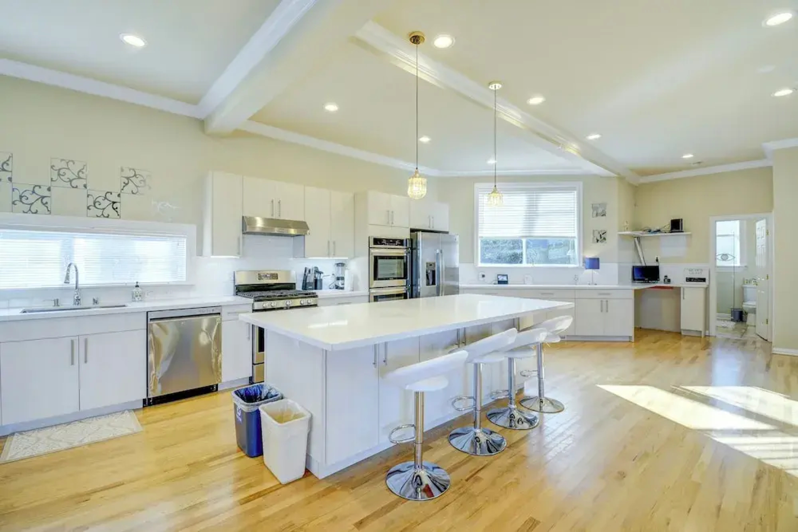 Luxe Federal Way Rental - Walk to the Water!