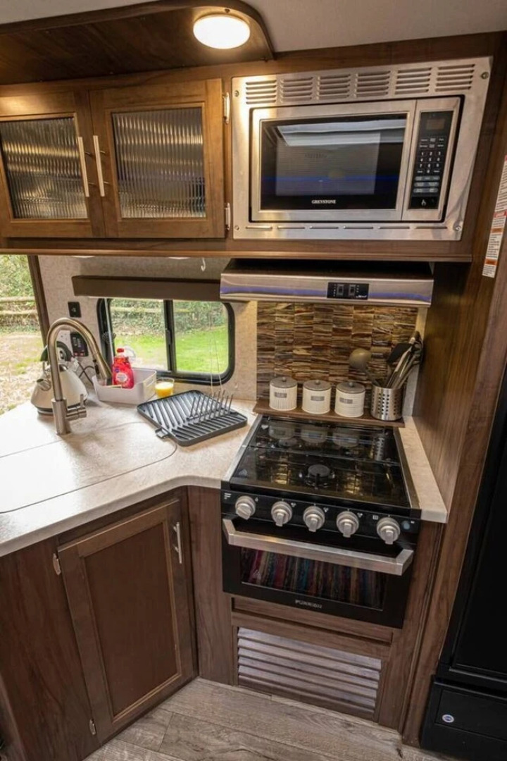 American Luxury Caravan - Secure Parking Llandeilo