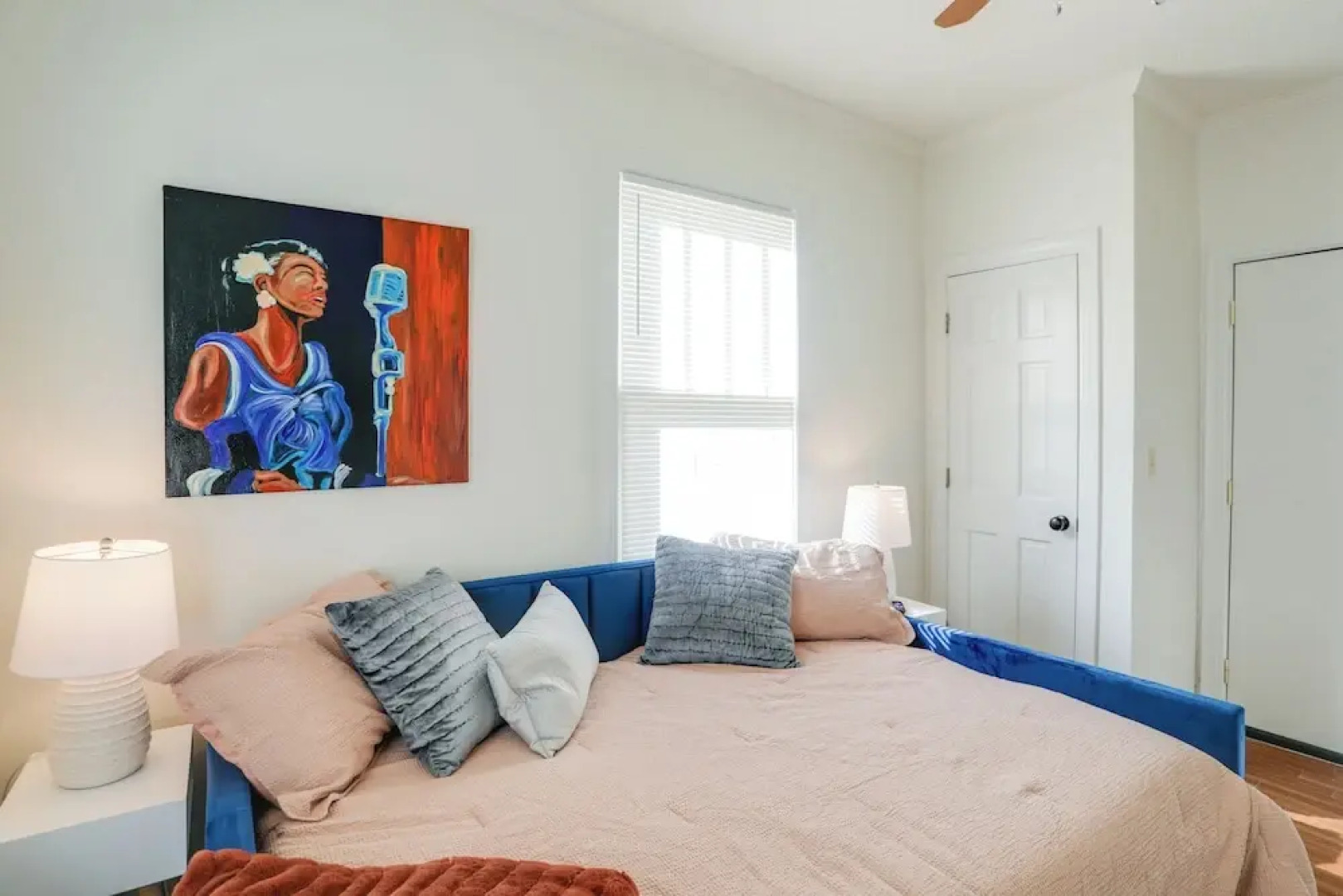 Walk to Oxford Square & Ole Miss: Central Home!