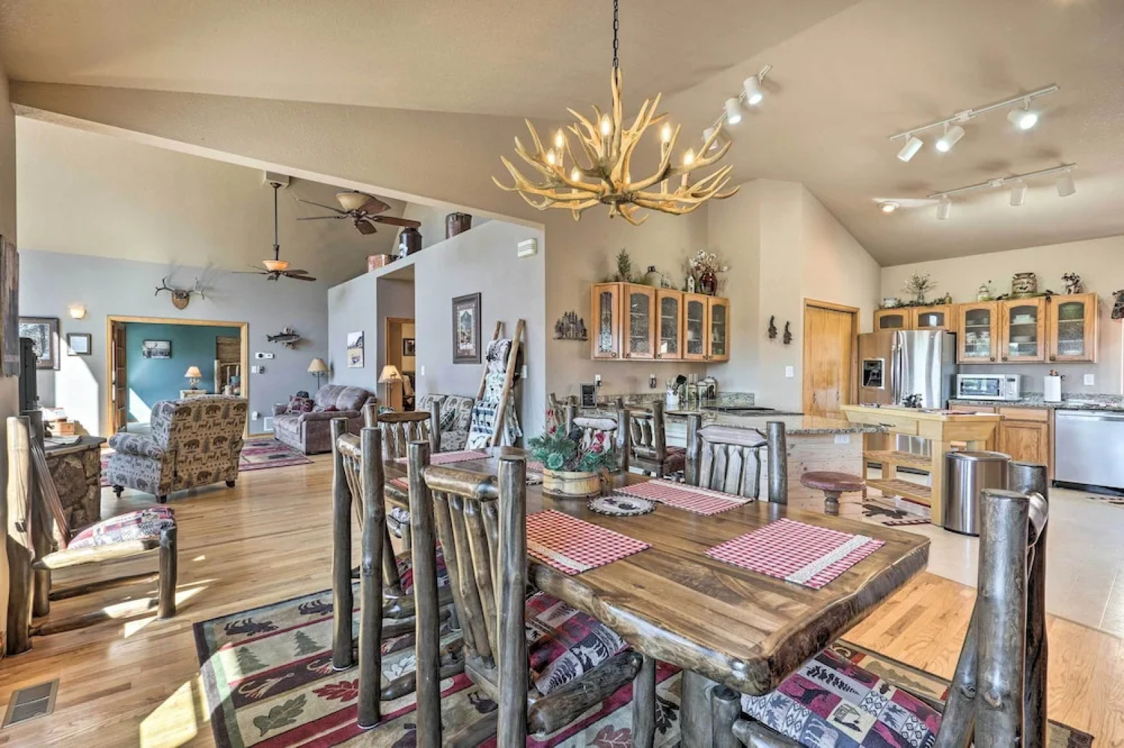 Mtn-view Cabin w/ Deck, 3 Mi to Cripple Creek!