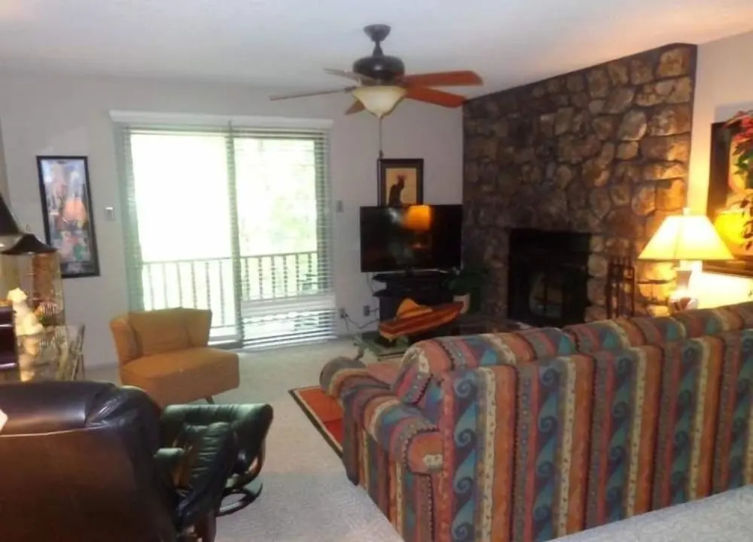 Forest view two bedroom, two bath condo on Lake Ouachita, steps away from pool and spa. by RedAwning