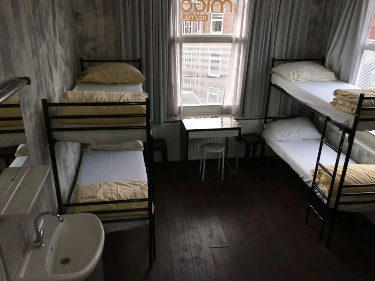 Amigo Hotel - Hostel