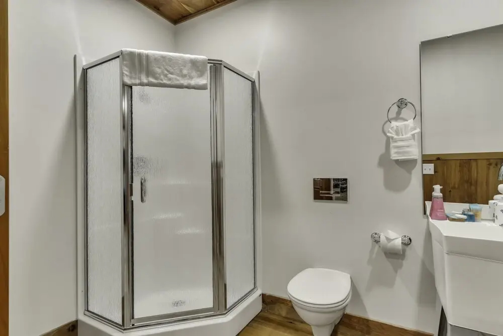 Tuckers Cove 7 Bedroom Home by RedAwning