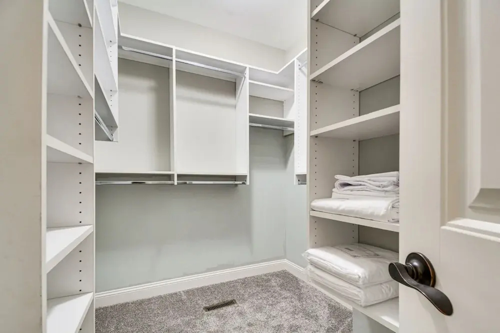 Spacious Home w/ Fireplace - Near Pinehurst Golf!