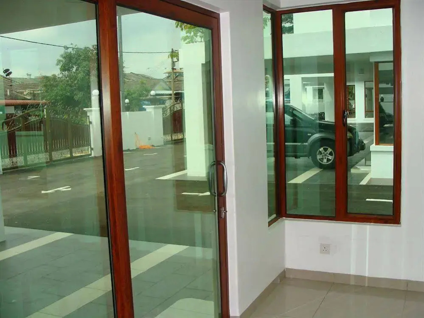 White House Homestay