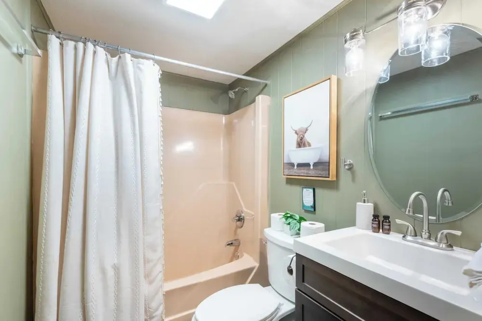 Lakeshore Oasis by Avantstay Private Beach, Views, Hot Tub, Volleyball