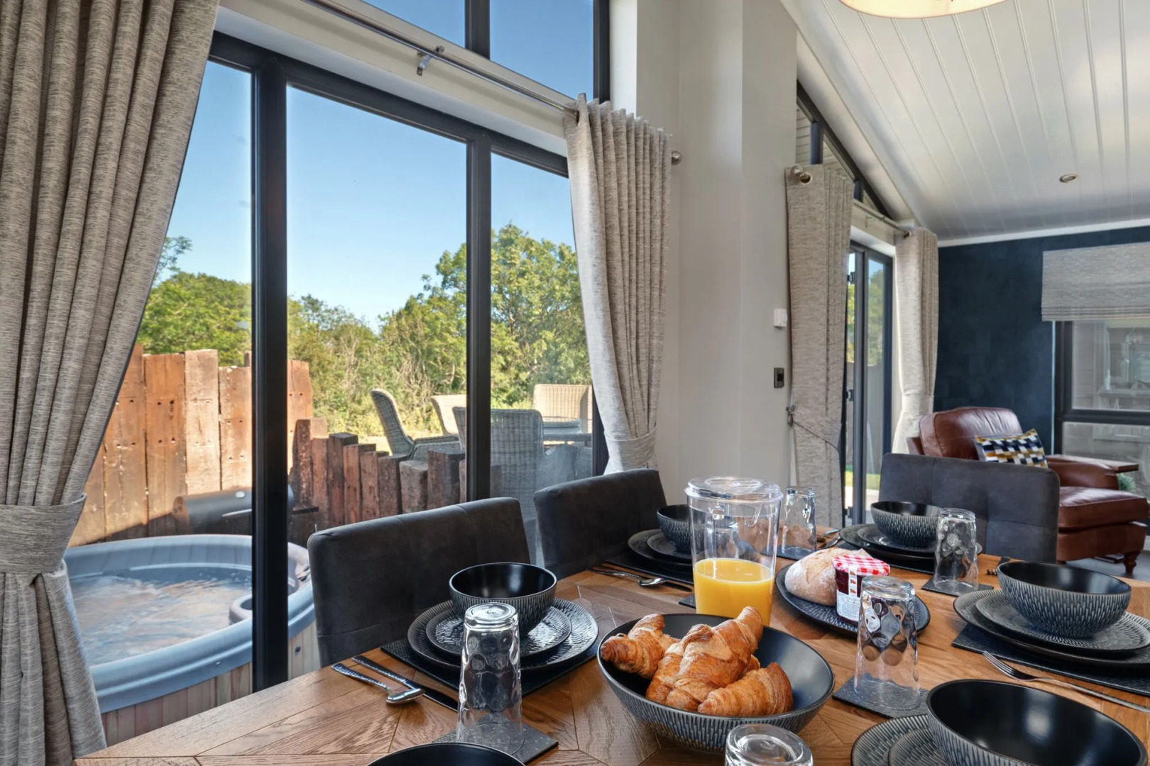 Dewin Bach - Luxury Lodge, Hot Tub, Close to Beach