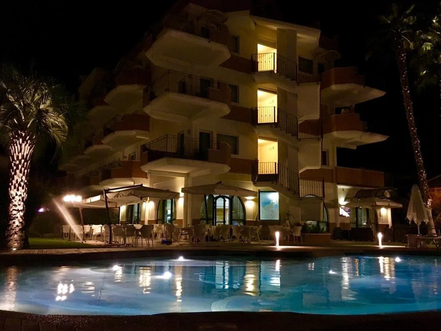 Almaluna Hotel  Resort