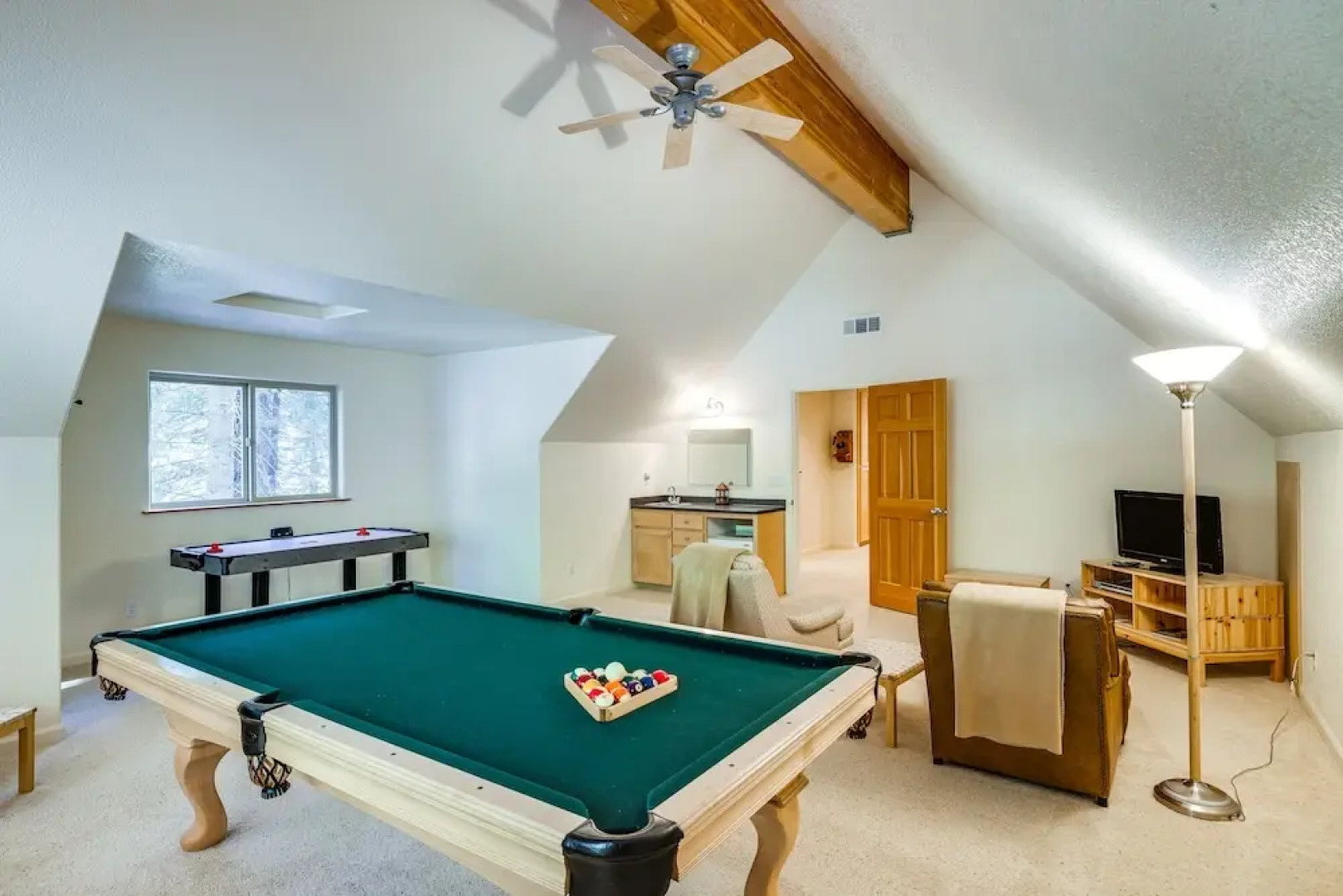 Spacious Vacation Rental Cabin ~ 4 Mi to Big Trees