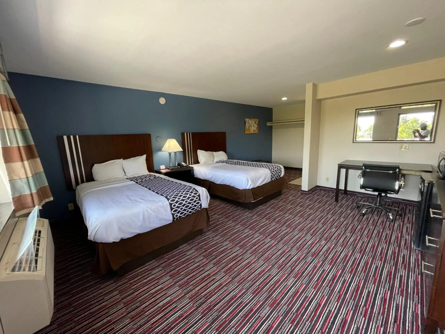 Econo Lodge Inn & Suites