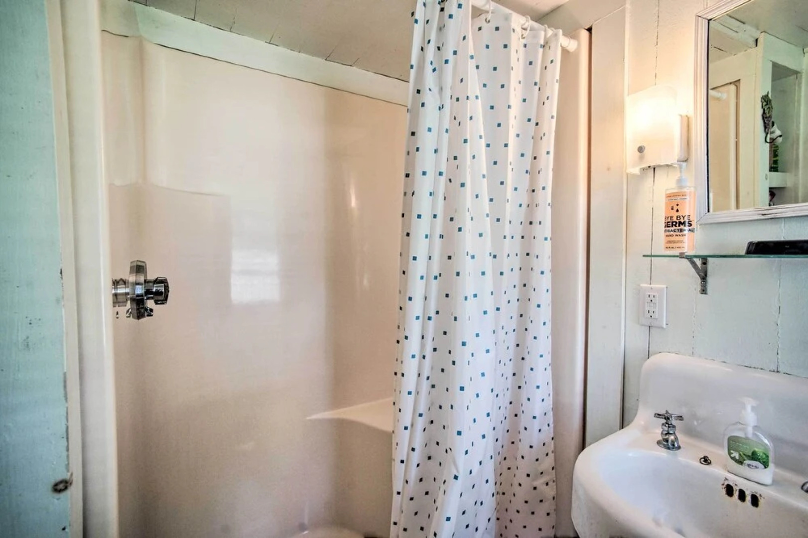 Charming MV Cottage: Walk to Dtwn Oak Bluffs!