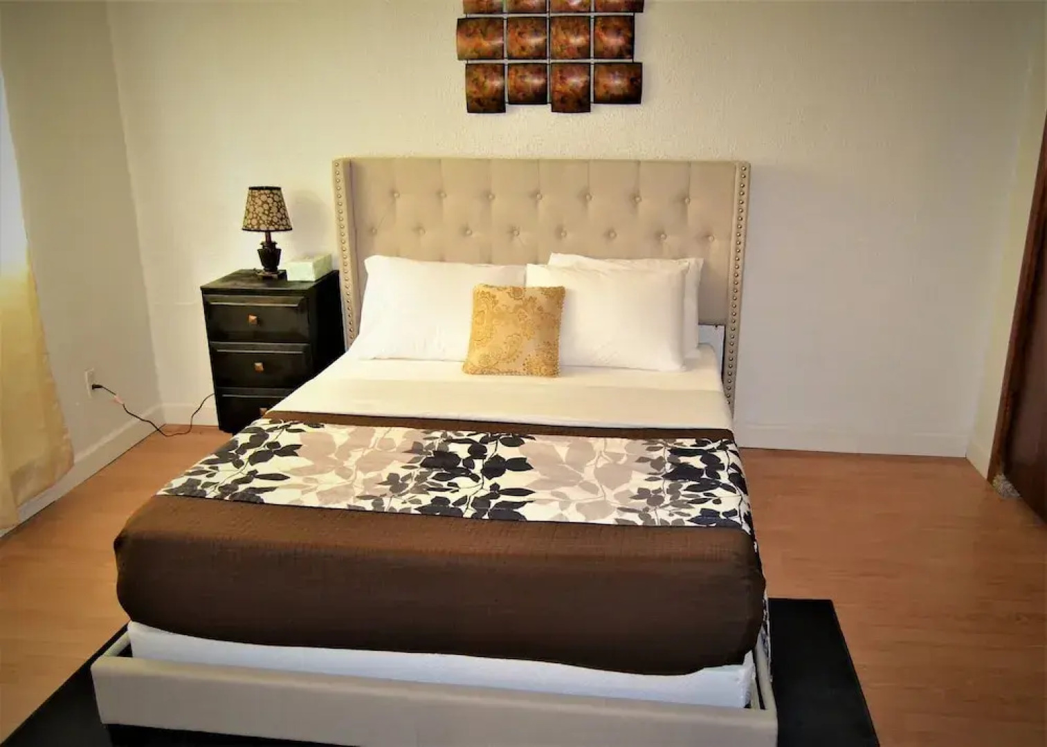 Urbana the Charming Well-lit two Bedrooms Apartment