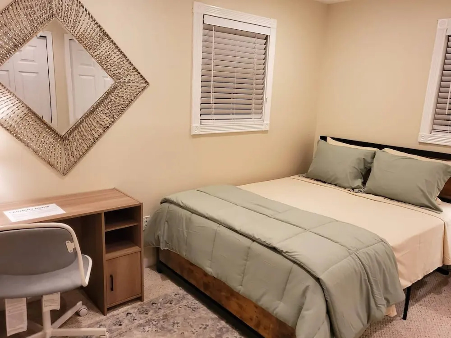 Room in House - The Modern Gem Furnished Bedroom