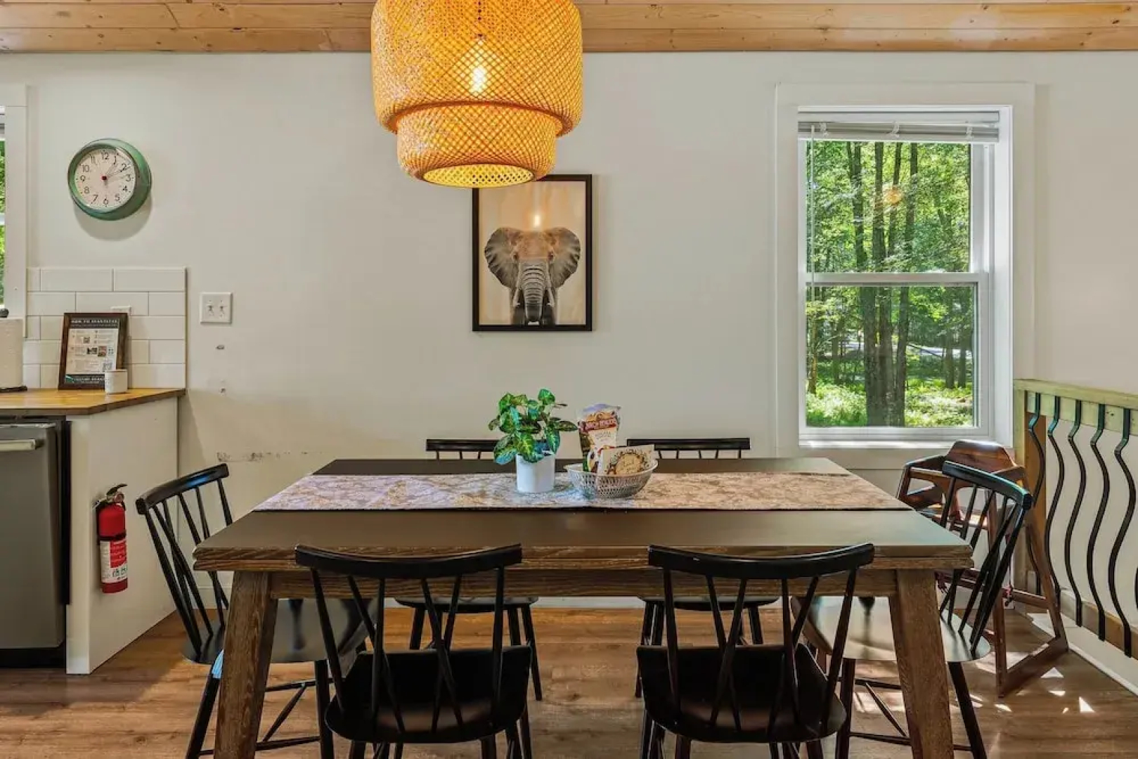 Lake Daze by Avantstay Lakefront w/ Modern Interior, Enclosed Porch & Hot Tub