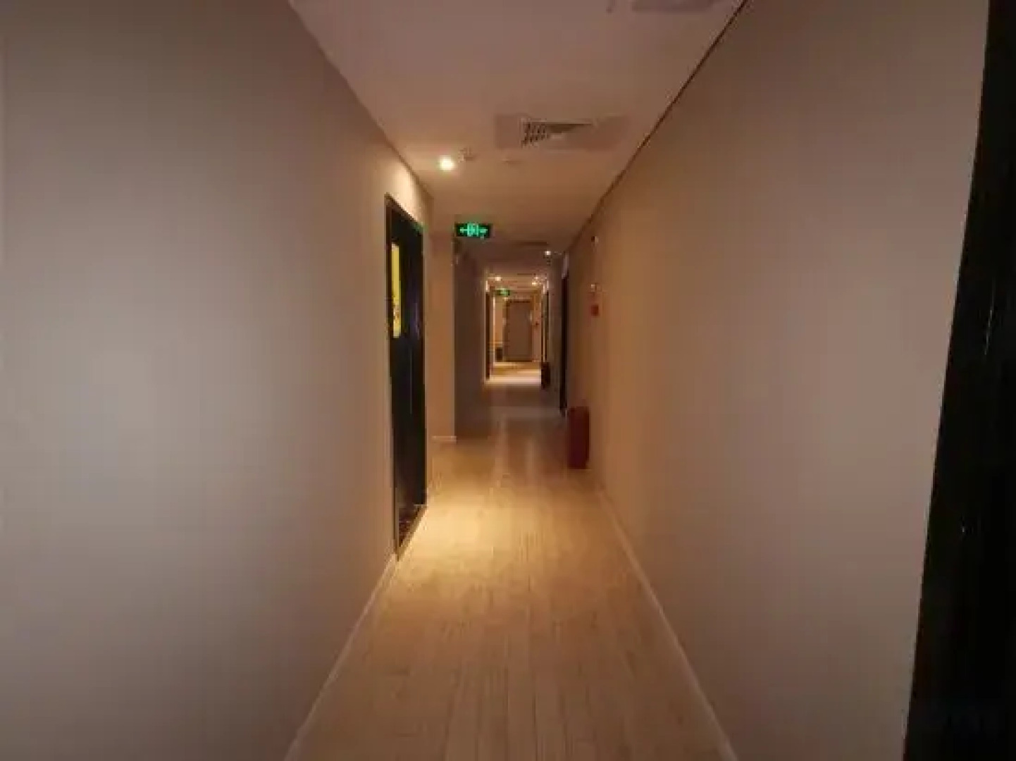 Huaying Qianli Express Hotel