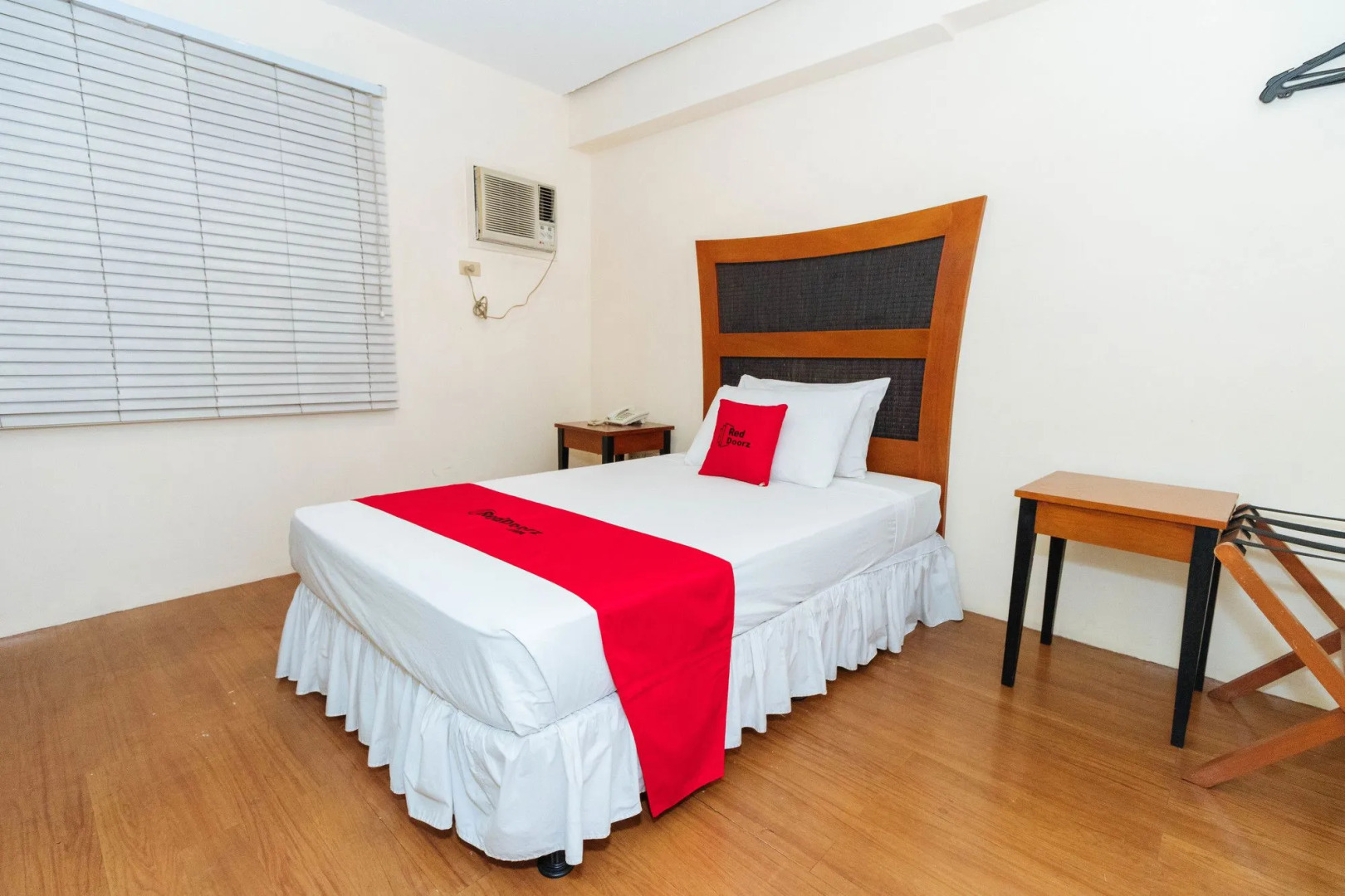 RedDoorz @ Amorsolo Makati