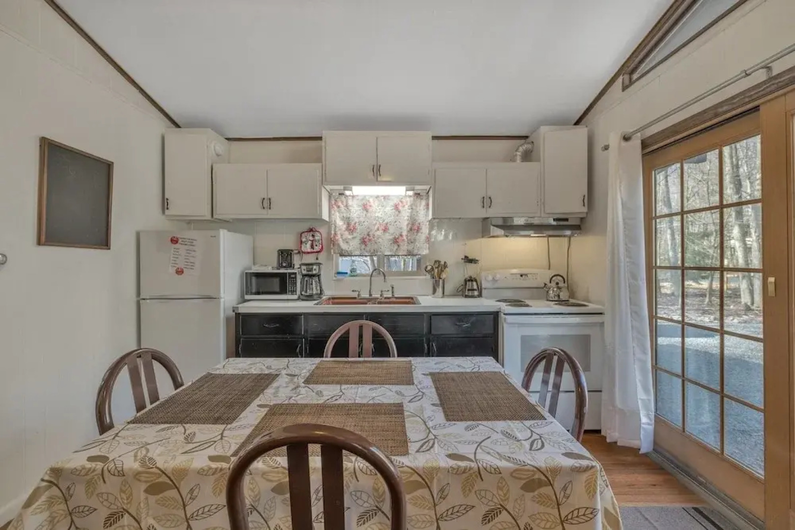 Nostalgic & Cozy Cabin: Steps To Pines Lake! Pet Friendly! 2 Bedroom Cabin by Redawning